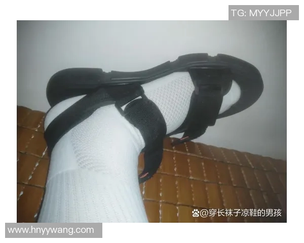 丝袜足球:在激情与优雅中展现运动的魅力与风采 丝袜足球:在激情与优雅中展现运动的魅力与风采